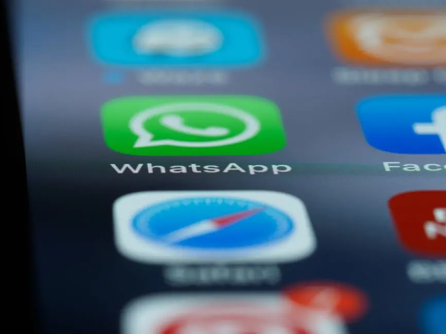 alt deskriptif Indonesia berupa layar ponsel dengan berbagai aplikasi harian