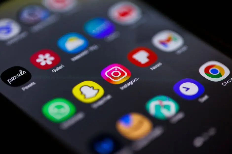 Ilustrasi smartphone dengan berbagai ikon aplikasi murah