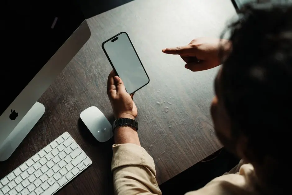 alt deskriptif Indonesia berupa seseorang mengatur aplikasi pada smartphone